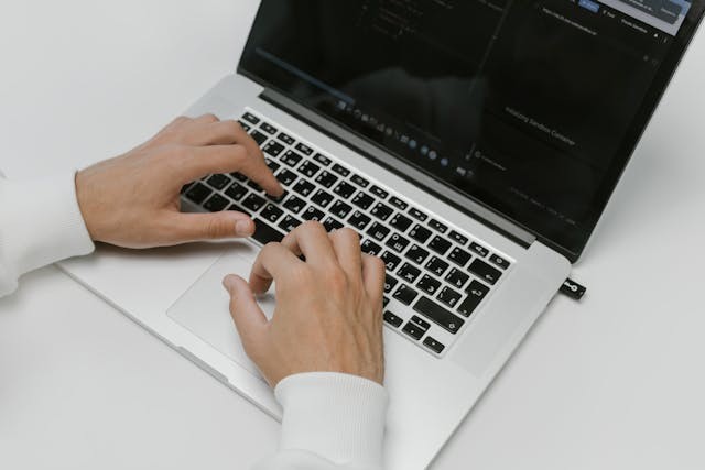 hands-on-laptop